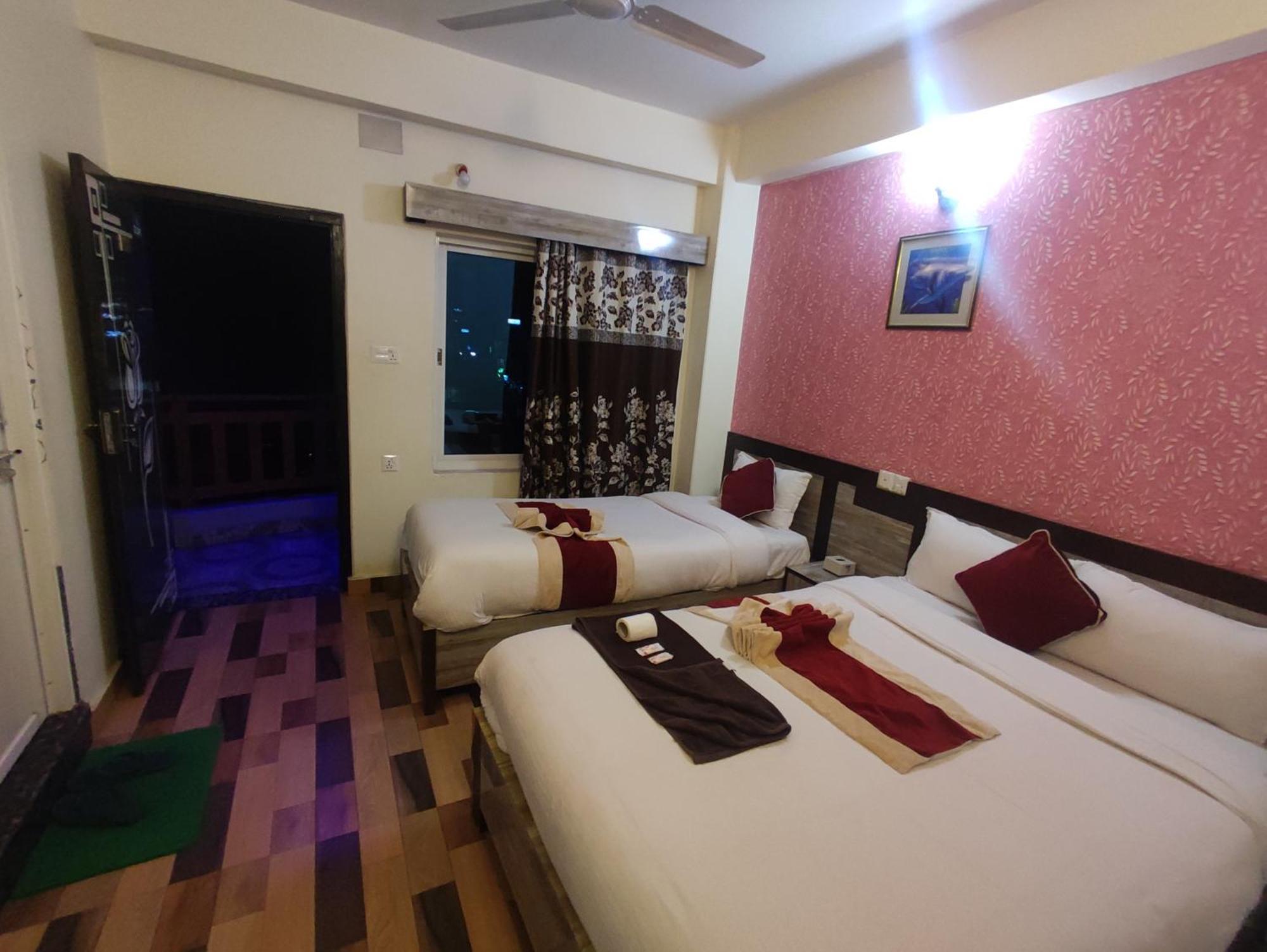 Hotel Kajiinn Pokhara Extérieur photo